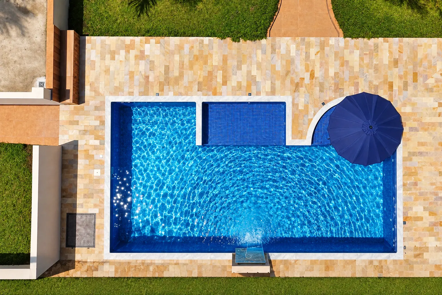 Piscina vista de cima com revestimento azul